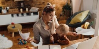 Madres trabajadoras tienden a tener más burnout que los padres, revela estudio