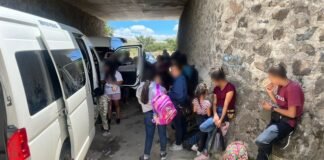 Interceptan 8 camionetas con 125 migrantes en Oaxaca