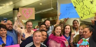 Xóchitl se reúne con migrantes mexicanos, en Los Ángeles California.