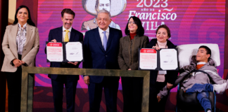 AMLO firma convenio con Teletón y dona casa para crear centro de inclusión