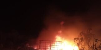 Arden dos camionetas con huachicol en Tepetitlán, Hidalgo