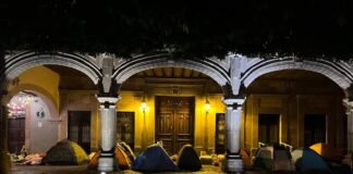 Hacen plantón en el centro de Querétaro en demanda de agua