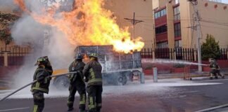 Se incendia camión repartidor con cilindros de gal LP en Periférico