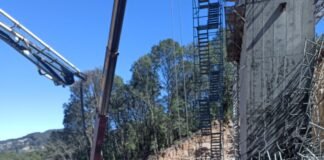 Desplome de andamio deja seis heridos en obras de la vía Pachuca-Huejutla