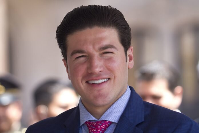 Samuel García, gobernador de Nuevo León, durante el evento del canje de armas.