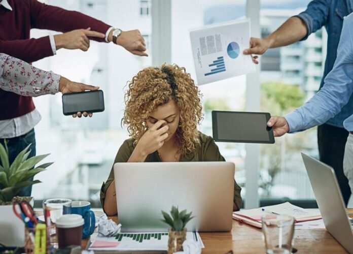 Extensas jornadas laborales potencializan el burnout en Latinoamérica