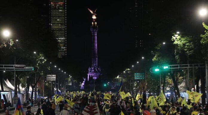 Aficionados del América festejan ‘la 14’ en el Ángel de la Independencia