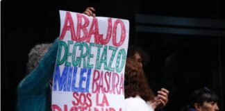 Argentinos se manifiestan en México por «decretazo» de Javier Milei