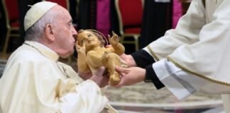 Papa Francisco llama a no confundir la Navidad con consumismo