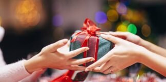 Mexicanos gastan gran parte de su aguinaldo en regalos navideños