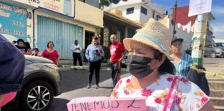 Exigen con bloqueo reanudación del suministro de agua potable en Cuernavaca