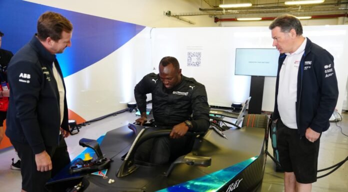 «El relámpago», Usain Bolt se electrifican en un coche de carreras de Fórmula E, que bate récords mundiales
