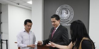 Entregan credenciales a Trabajadores del Congreso del Estado