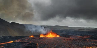 Volcán entra en erupción; obliga evacuación en Islandia