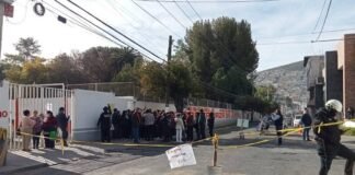 Cierran escuela y vialidad de Pachuca, padres de familia exigen presencia de maestra