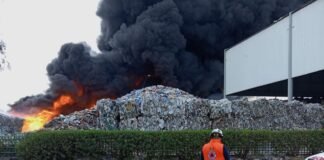 Fuerte incendio consume fábrica planta reciclaje en Valle de Chalco