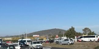 Padres de familia mantienen bloqueo en la Pachuca-Actopan