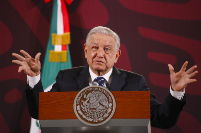 Justifica AMLO divulgación de datos de periodistas
