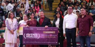 Entrega Menchaca Premio Estatal de la Juventud 2023