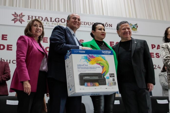 Julio Menchaca entrega equipos a supervisiones y jefaturas escolares por un monto de 26 mdp