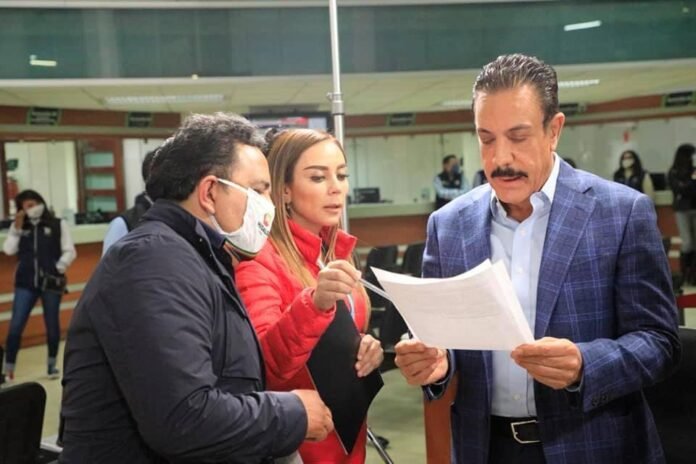 La administración del expriista Omar Fayad tiene pendiente de solventar de manera global recursos por mil 131 millones 757 mil 970 pesos de la cuenta pública de 2022. Pero el monto total sube a casi 2 mil millones de pesos si se toman en cuenta pendientes de otros años, informó el Auditor Superior del Estado de Hidalgo (ASEH), Jorge Valverde Islas, durante una conferencia de prensa en el Congreso de Hidalgo, tras la entrega de los resultados de la Cuenta Pública 2022. Omar fayas y Jessica Blancas