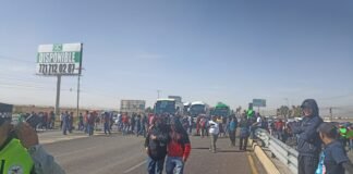Bloquean tianguistas de San Cayetano la carretera México-Pachuca en ambos sentidos