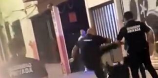 Cadeneros golpean a jóvenes afuera del bar Chabola, en León Gto.