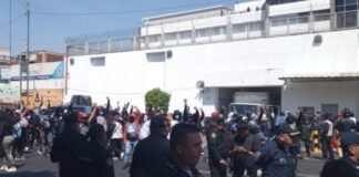 Familiares de los 43 normalistas de Ayotzinapa protestan y dan portazo en la FGR