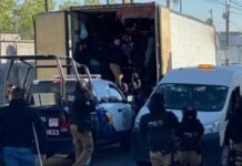 Rescatan a más de 200 migrantes que iban hacinados dentro de un tráiler en Coahuila