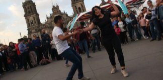 Saca los prohibidos en el 2° gran baile sonidero en el Zócalo de la CDMX
