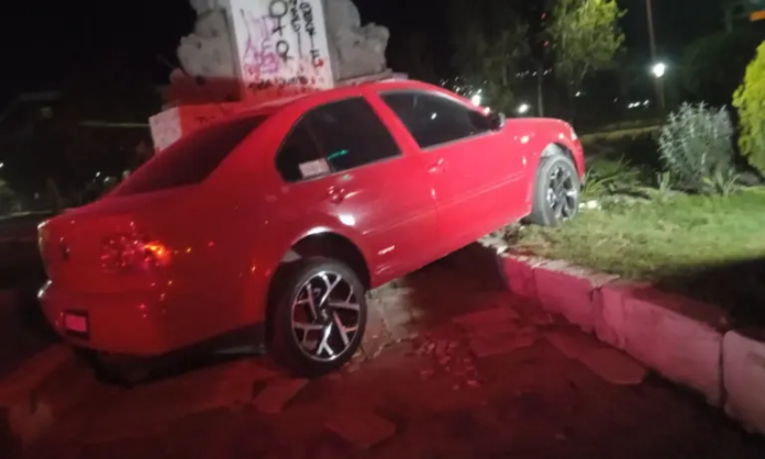 Sujeto ebrio choca contra monumento a la revolución pachuca