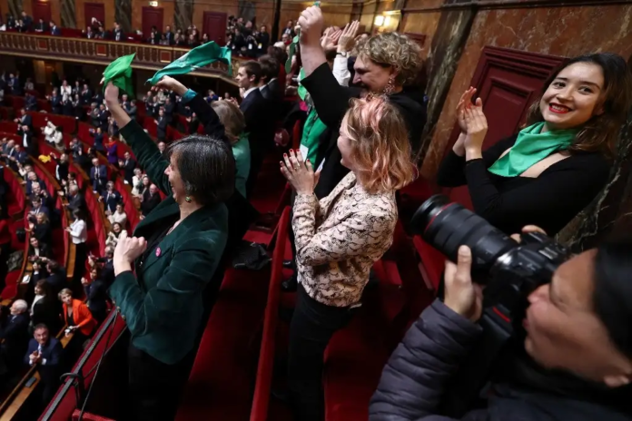 ¡Histórico! Francia, primer país en proteger el derecho al aborto en su Constitución