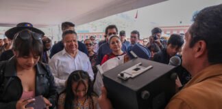 El gobernador Julio Menchaca disfruto del Elipse solar en la Plaza Juárez