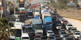 Vecinos de fraccionamientos del sur de Pachuca bloquean el bulevar Felipe Ángeles