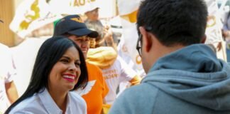 Adriana Flores comprometida con mantener una campaña de puertas abiertas