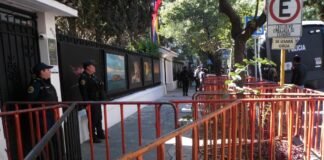 Ante posibles manifestaciones, policías resguardan embajada de Ecuador en la CDMX