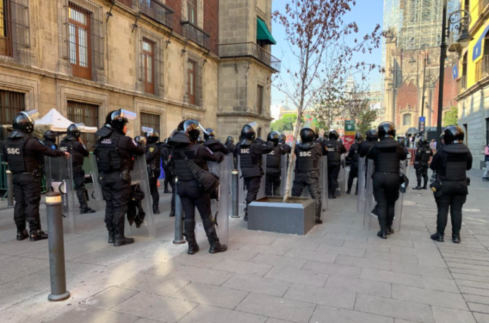 AMLO justifica blindaje de Palacio Nacional por manifestación de padres de Ayotzinapa  Palacio Nacional amaneció amurallado por la convocatoria de manifestantes de Ayotzinapa  Justifican blindaje de Palacio Nacional ante manifestación de padres de Ayotzinapa, mencionando presencia de provocadores, AMLO aseguró que se reunirá con ellos  Andrés Manuel López Obrador (AMLO) abordó la manifestación de los padres de los 43 estudiantes desaparecidos de Ayotzinapa frente a Palacio Nacional. Aunque aseguró que el plantón no afectará las relaciones con ellos, justificó el blindaje del lugar debido a la presencia de provocadores.  De esta forma, indicó, se amuralló Palacio Nacional para evitar que se utilice el asunto con propósitos politiqueros, aunque reiteró su compromiso de reunirse con los padres de los normalistas después de las elecciones. Además, afirmó que su gobierno realiza esfuerzos diarios para encontrar a los estudiantes desaparecidos.  El presidente calificó la cobertura mediática de la manifestación como escandalosa y amarillista, pero señaló, esta ayuda a tomar conciencia de la existencia de intereses oscuros detrás de los hechos. Aseguró que su administración no caerá en provocaciones deliberadas. Lo dicho por el mandatario es debido a que durante la conferencia matutina del 6 de marzo de 2024, personas en apoyo a los padres de los 43 estudiantes desaparecidos de Ayotzinapa tomaron y bloquearon todos los accesos de Palacio Nacional.  Cabe detacar, ante este hecho, la Secretaría de Defensa Nacional (SEDENA) colocó una tranca para impedir que derribarán la puerta en donde los medios hacen cobertura de la conferencia.  Asimismo, AMLO destacó la participación de grupos de derecha, conservadores, y partidos opositores a la transformación, así como de organismos internacionales en el caso. También, reconoció la justa demanda de los padres de los jóvenes desaparecidos, pero advirtió sobre la utilización del caso con fines políticos.
