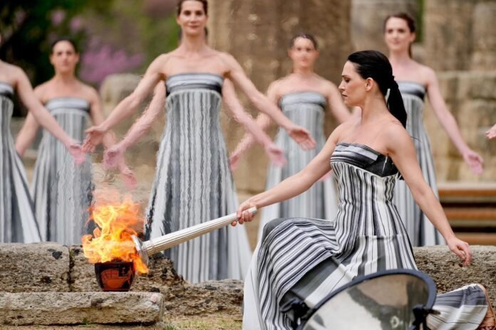 encienden-la-llama-olimpica-en-grecia