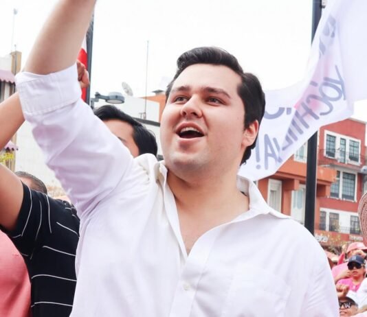 «A defender la democracia» Arturo Rivera se suma a la marea rosa