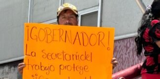 Ex trabajadores de Singuilucan protestan en Palacio de Gobierno