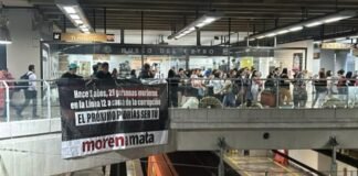 Colocan ataúd y coronas en memoria de las 26 víctimas de la línea 12 del metro