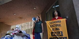 Greenpeace devuelve a los partidos políticos su «basura electoral»