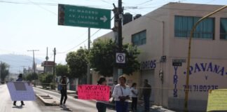 Vecinos bloquean bulevar del Minero para exigir reparación de semáforo