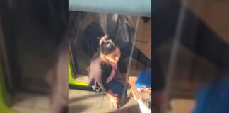 Mujer queda atorada de una pierna, entre andén y vagón, en el Metro: video