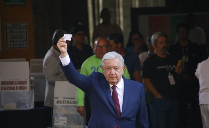 Alrededor de 98 millones de mexicanos están habilitados para votar en unas elecciones que prometen ser históricas, con la posibilidad de elegir a la primera mujer presidenta del país. Después de 90 días de campañas intensas y un periodo de veda electoral, las votaciones presidenciales del 2024 alcanzan su momento cumbre. Mexicanos tanto en territorio nacional como en el extranjero podrán ejercer su derecho al voto. El Presidente mexicano votó a primera hora del domingo 2 de junio.