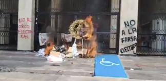 Chiapas: CNTE quema propaganda electoral frente al Congreso