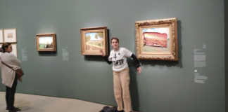 Activista es detenida por pegar cartel sobre cuadro de Monet en Paris