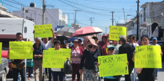 Comerciantes de Tlaxcoapan se manifiestan en contra de tiendas chinas