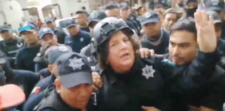 Alcaldesa de San Andrés Tuxtla, Veracruz se disfraza de policía para huir de manifestación