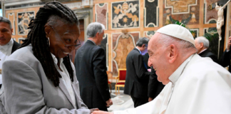 «¿Nos podemos reír de Dios?» El papa Francisco se reúne con cómicos de todo el mundo